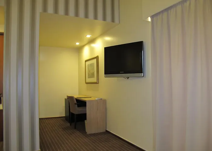 吉拉索尔套房酒店