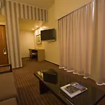 吉拉索尔套房酒店 4*